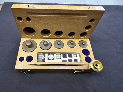 Lot 403 - A cased set of 19th century brass weights