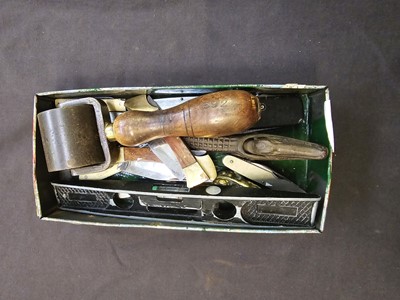 Lot 422 - A selection of items to include pen knives,...