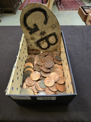 Lot 423 - A box containing a quantity of coinage...