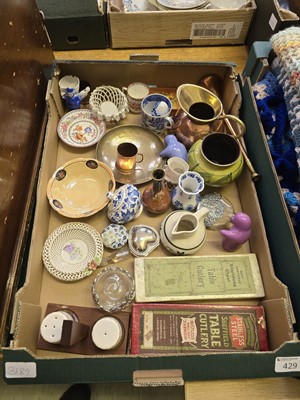 Lot 429 - A tray containing ceramic ware, cased flatware,...