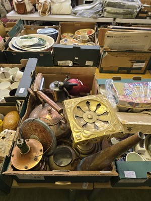 Lot 432 - A tray of assorted metalware to include copper...