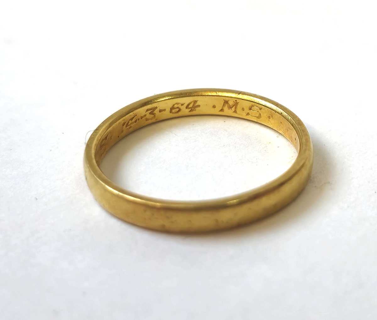 Lot 600 - A 22ct gold wedding band. Approx. weight 3.8g