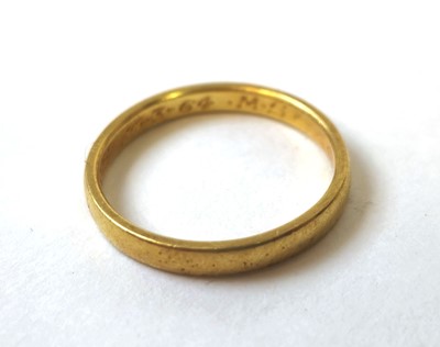 Lot 600 - A 22ct gold wedding band. Approx. weight 3.8g