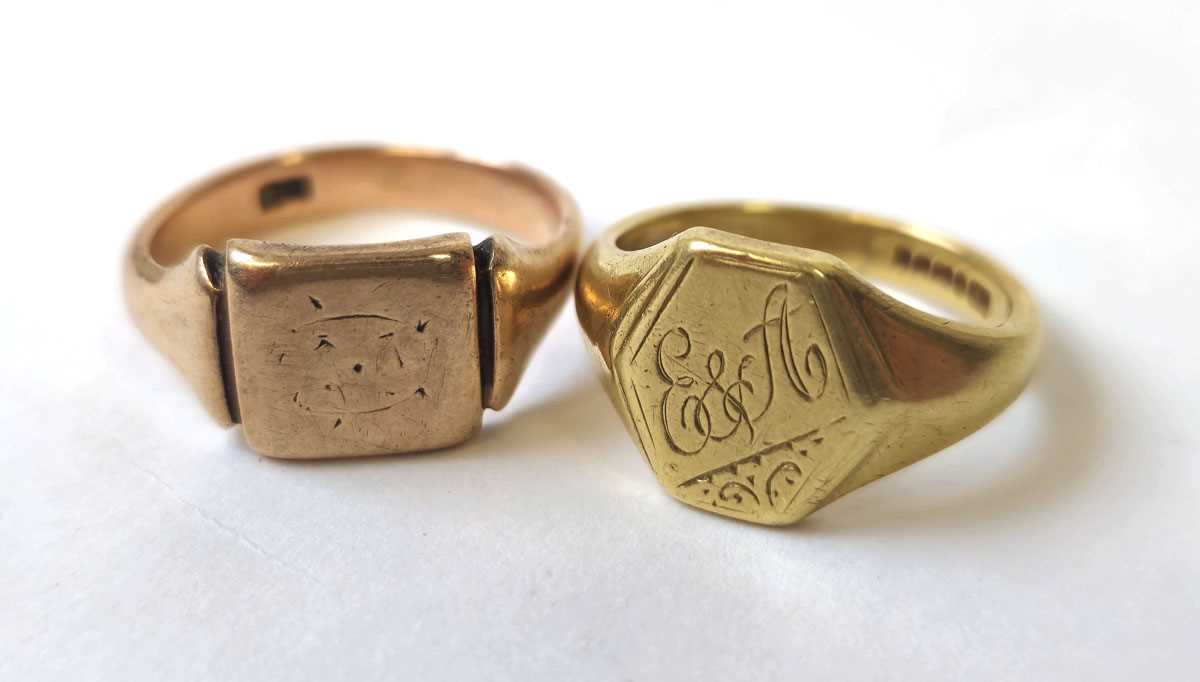 Lot 601 - An 18ct gold signet ring together with a rose...