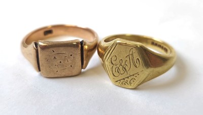 Lot 601 - An 18ct gold signet ring together with a rose...