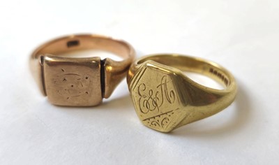 Lot 601 - An 18ct gold signet ring together with a rose...