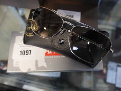 Lot 1097 - Pair of Ray Ban sunglasses with case