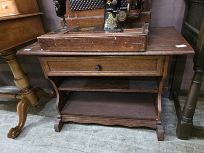 Lot 65 - A reproduction oak occasional table