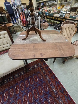 Lot 87 - A 19th century oak drop leaf table