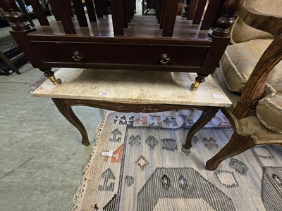 Lot 109 - A marble topped occasional table