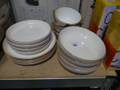 Lot 1127 - Quantity of loose Over & Back dinnerware