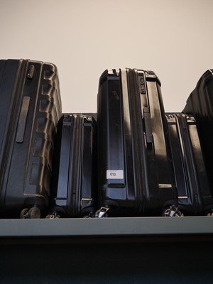 Lot 1213 - 2 piece Samsonite luggage set in black