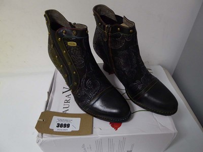 Lot 3699 - Boxed pair of ladies Laura Vita boots, black,...