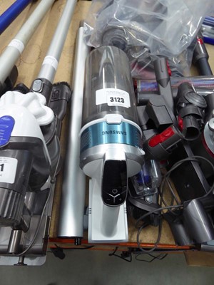 Lot 3140 - Samsung Jet 70 Series cordless stick vacuum...