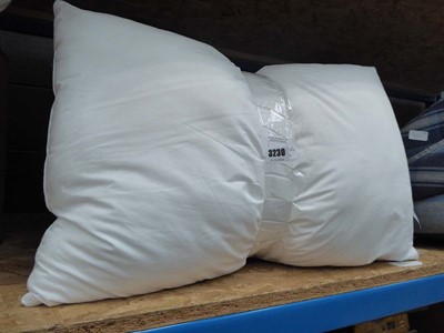 Lot 3230 - 4 Bedding pillows