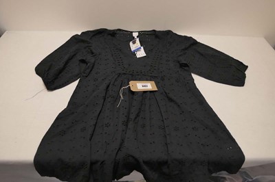 Lot 3451 - 20 Elle black dress