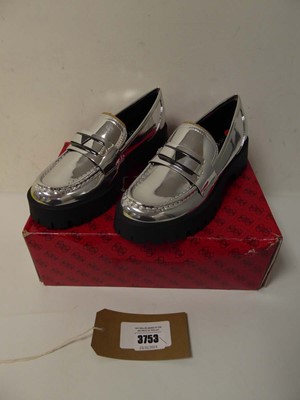 Lot 3753 - Boxed pair of ladies Guess shoes, silver, UK 5.5