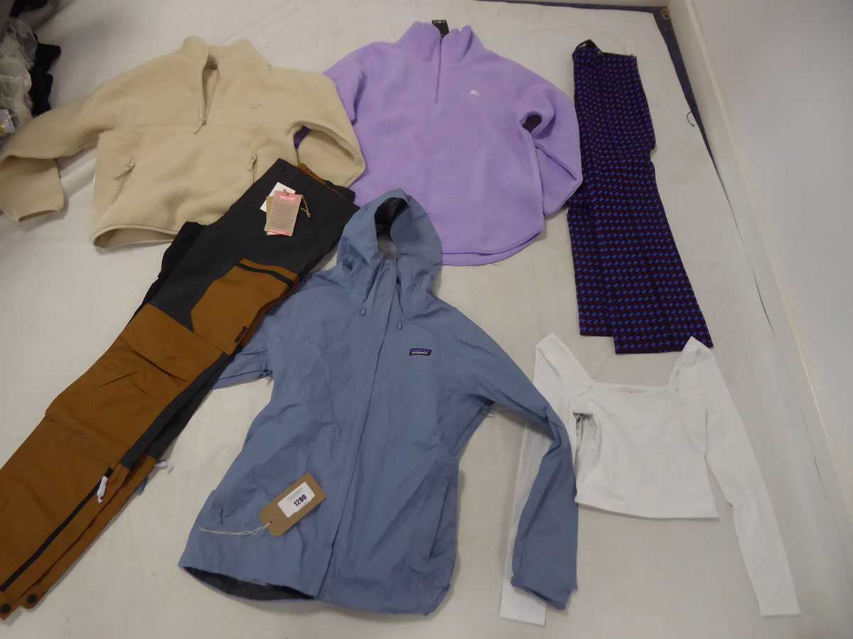 Lot 1290 - Selection of clothing to include Patagonia,...