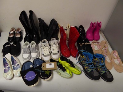 Lot 3791 - 17 pairs of kids/juniors shoes of various...