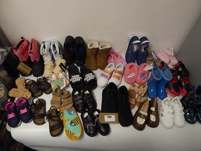 Lot 3792 - 29 pairs of kids/juniors shoes of various...