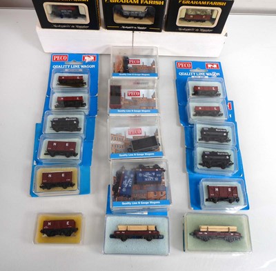 Lot 183 - Six items of Graham Farish N gauge rolling...