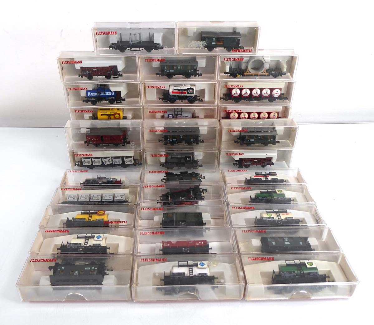 Lot 184 - Thirty two items of Fleischmann N gauge...