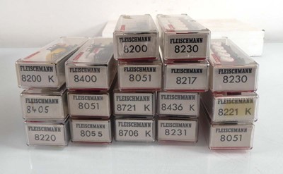 Lot 184 - Thirty two items of Fleischmann N gauge...