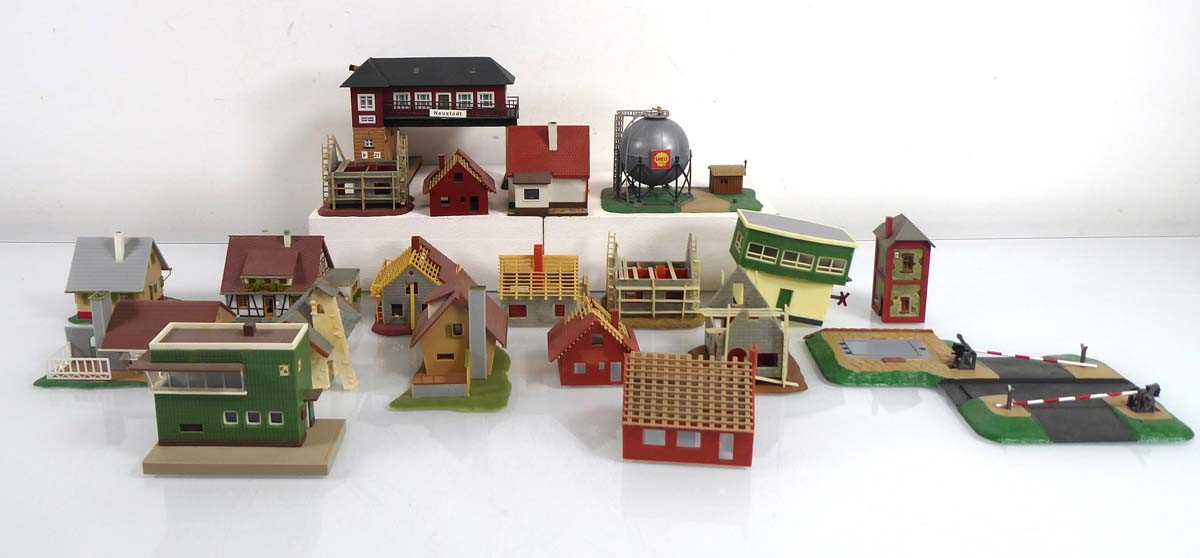 Lot 185 - A selection of N gauge accessories including...