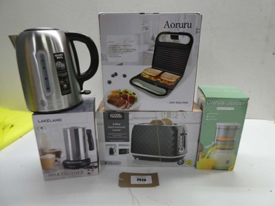 Lot 3639 - 2 slice black textured toaster, Milk Frother,...