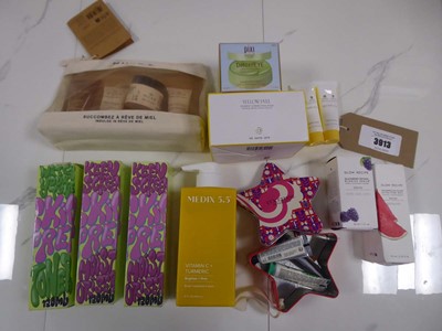 Lot 3913 - Selection of branded cosmetics to include Glow...