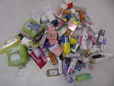 Lot 3922 - Large bag of mixed toiletries