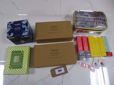 Lot 3942 - 5x Cosmetic gift sets to include Trinny London,...