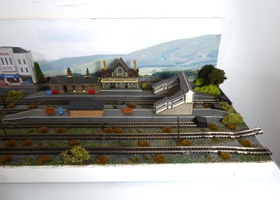 Lot 186 - An N gauge train layout including street scene,...