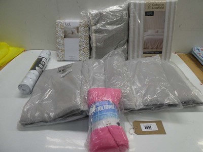 Lot 3652 - Kingsize duvet set, pillowcases, throw, cool...