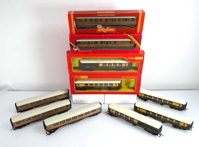 Lot 193 - Ten Hornby OO gauge Pullman and other coaches,...