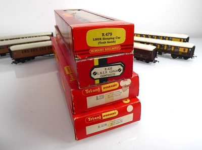 Lot 193 - Ten Hornby OO gauge Pullman and other coaches,...