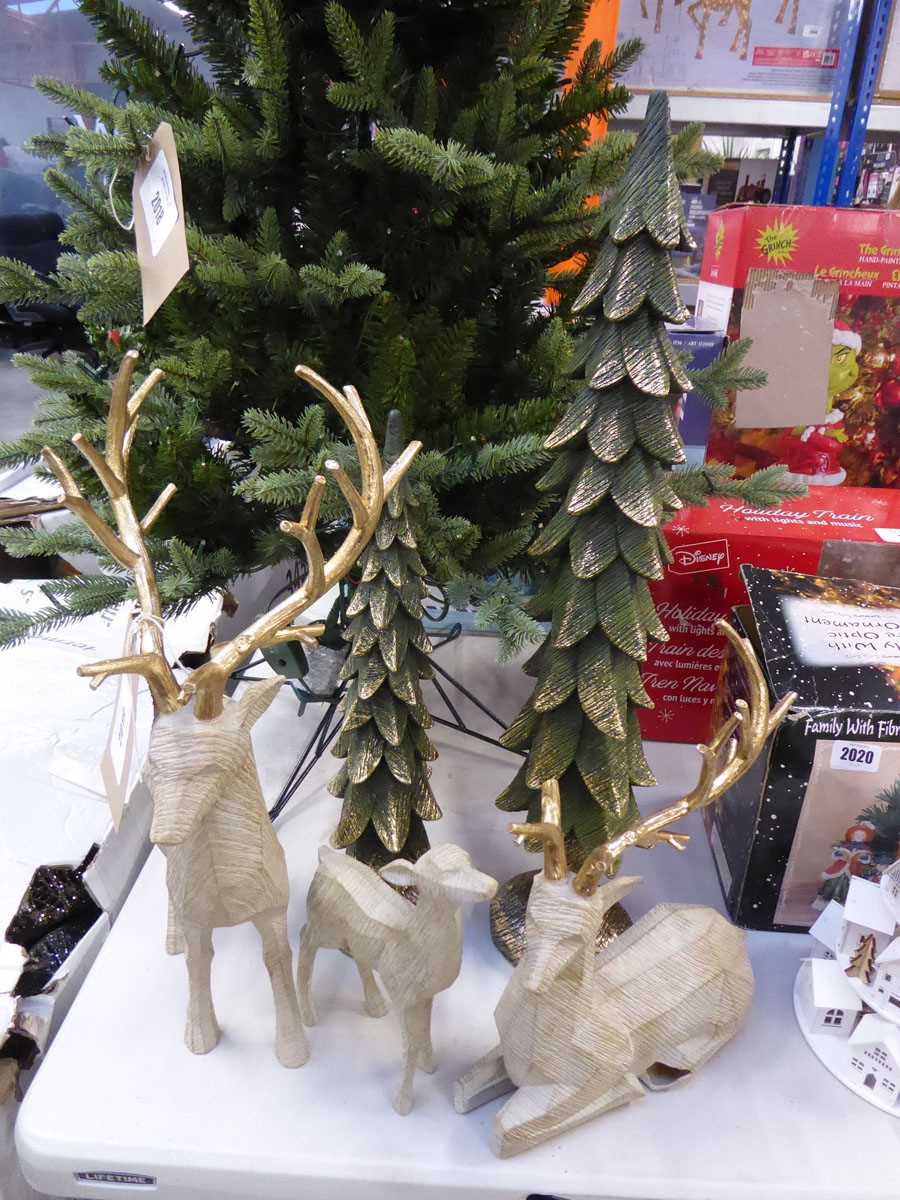 Lot 2019 - 5 piece wooden deer family and tree display...