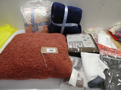 Lot 3663 - 2 Oodie oversized blankets, cushion, recliner...