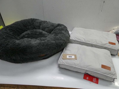 Lot 3666 - Large pet bed and 2 pet bed cushions