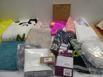 Lot 3667 - Duvet set, pillowcases, towels, cushion covers...