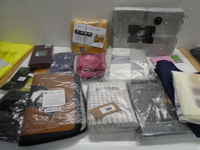 Lot 3687 - Duvet sets, hot water bottle, tea towels, bath...