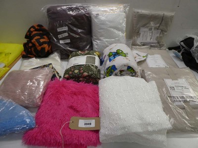 Lot 3949 - Duvet set, curtains, pillows, throw, small...