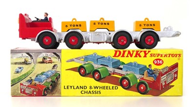 Lot A Dinky 936 Leyland 8-wheeled chassis, boxed