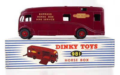 Lot A Dinky 981 horse box blue/white striped box