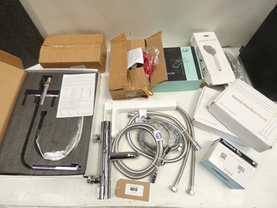 Lot 4613 - Bag of plumbing items to include shower heads,...