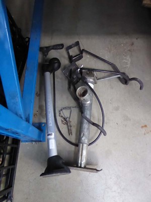 Lot 4062 - Assortment of items, to include bicycle pump,...