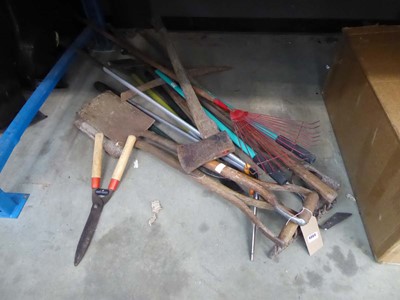 Lot 4064 - Assortment of garden tools, to include shovels,...