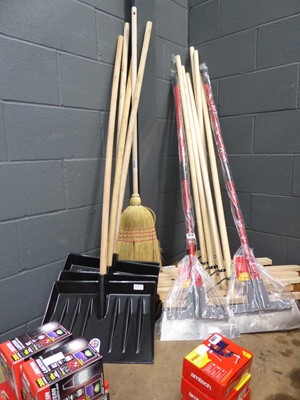 Lot 4070 - Assortment of garden tools, to include snow...