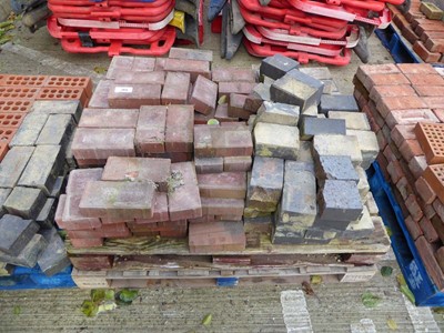 Lot 4137 - Pallet of assorted bricks and block pavers