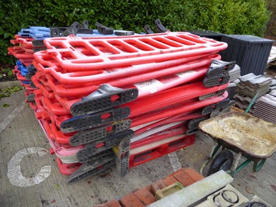 Lot 4140 - Approx. 17 plastic pedestrian barriers